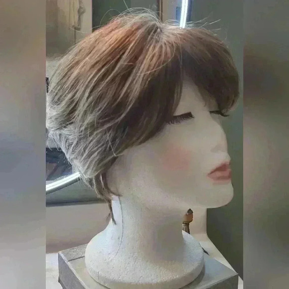 Short Synthetic full wig heavily highlighted - Picture 4 of 14